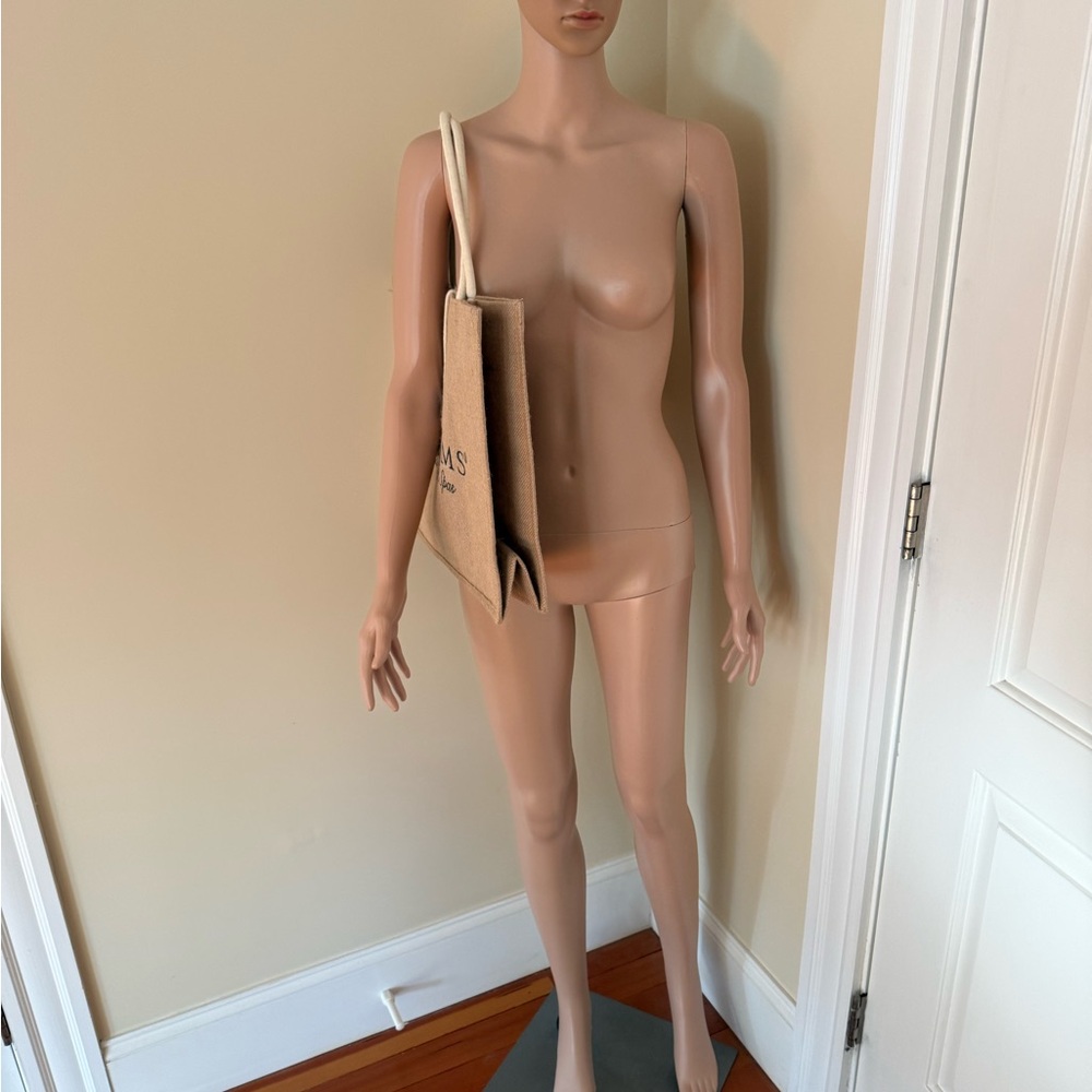 Mannequin - Picture 12 of 13